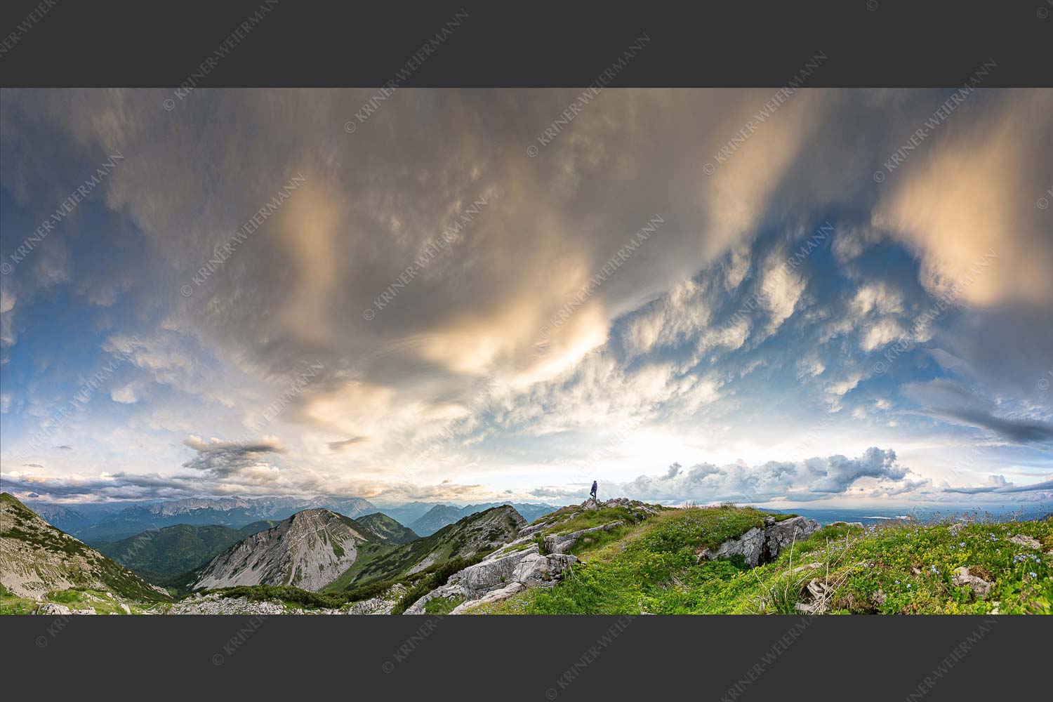 Eine gewaltige Wolkenstimmung hat sich über dem Werdenfelser Land gebildet - Urknall 2:1 -- Wolkenstimmung über Zugspitze - mehr Infos bei www.Kriner-Weiermann.de