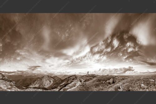 Eine gewaltige Wolkenstimmung hat sich über dem Werdenfelser Land gebildet - Urknall 2:1 sepia -- Wolkenstimmung über Zugspitze - mehr Infos bei www.Kriner-Weiermann.de