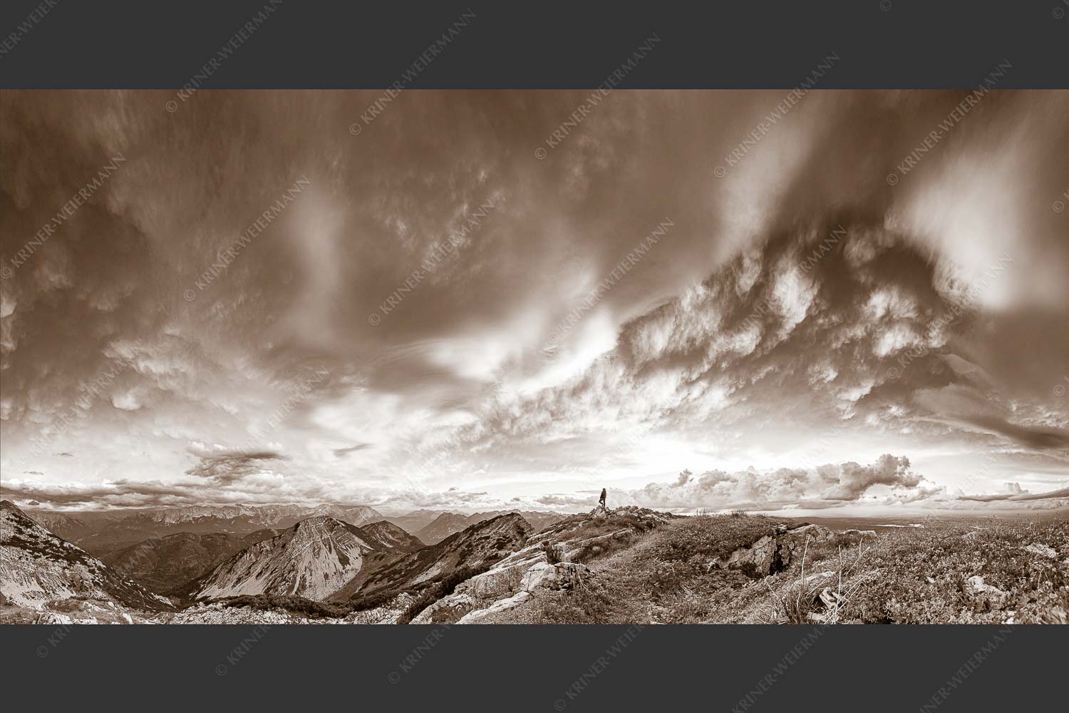 Eine gewaltige Wolkenstimmung hat sich über dem Werdenfelser Land gebildet - Urknall 2:1 sepia -- Wolkenstimmung über Zugspitze - mehr Infos bei www.Kriner-Weiermann.de