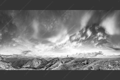 Eine gewaltige Wolkenstimmung hat sich über dem Werdenfelser Land gebildet - Urknall 2:1 sw -- Wolkenstimmung über Zugspitze - mehr Infos bei www.Kriner-Weiermann.de