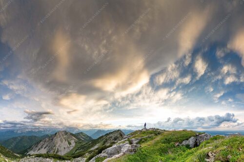 Eine gewaltige Wolkenstimmung hat sich über dem Werdenfelser Land gebildet - Urknall 3:2  -- Wolkenstimmung über Zugspitze - mehr Infos bei www.Kriner-Weiermann.de