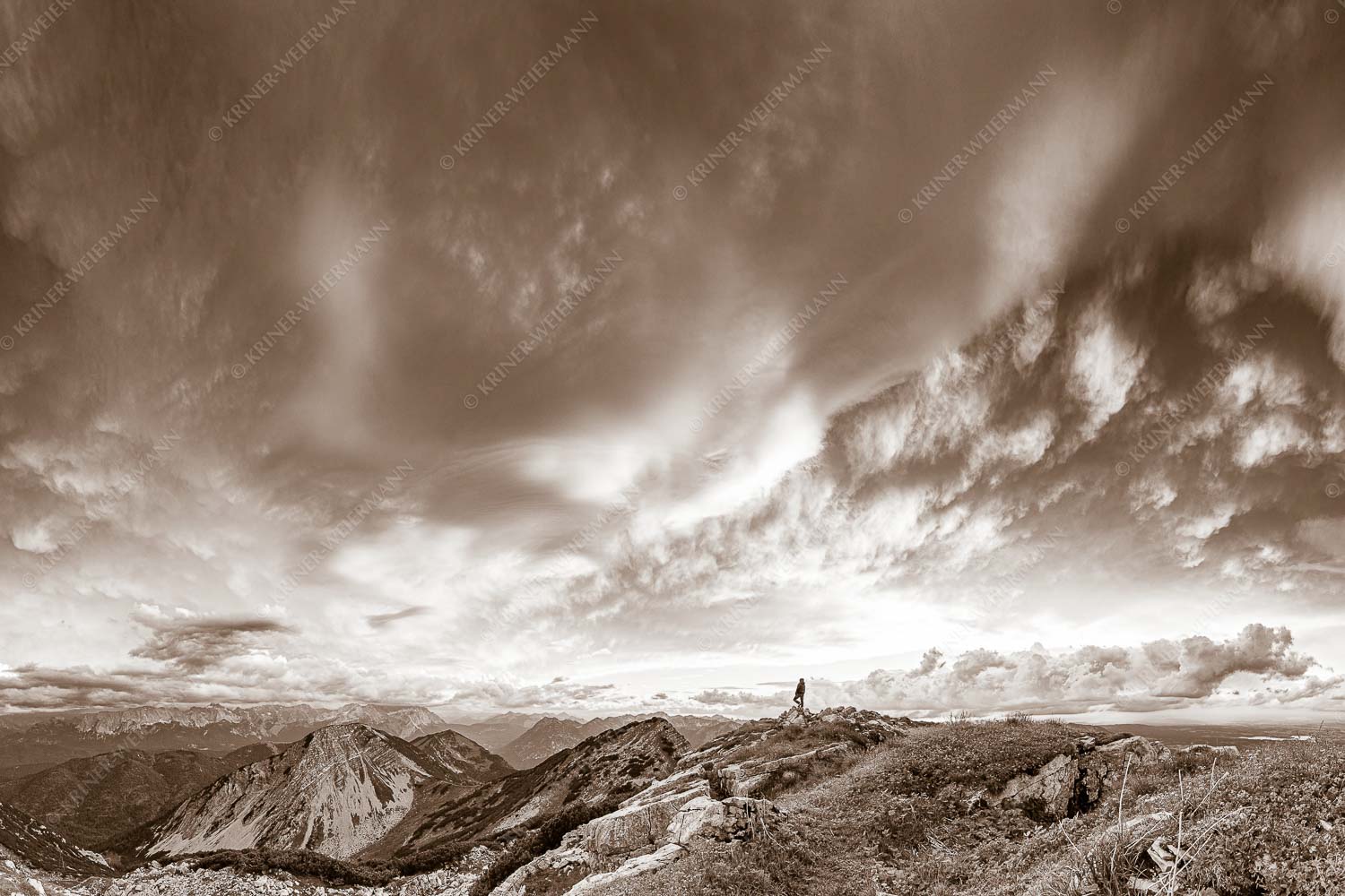 Eine gewaltige Wolkenstimmung hat sich über dem Werdenfelser Land gebildet - Urknall 3:2 sepia -- Wolkenstimmung über Zugspitze - mehr Infos bei www.Kriner-Weiermann.de