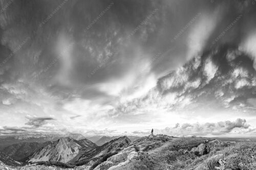Eine gewaltige Wolkenstimmung hat sich über dem Werdenfelser Land gebildet - Urknall 3:2 sw -- Wolkenstimmung über Zugspitze - mehr Infos bei www.Kriner-Weiermann.de