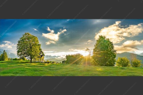 Sonnenuntergang an der Kapelle Maria Rast in Krün mit Zugspitze - Verblendet 2,5:1  -- Kapelle Maria Rast - mehr Infos bei www.Kriner-Weiermann.de