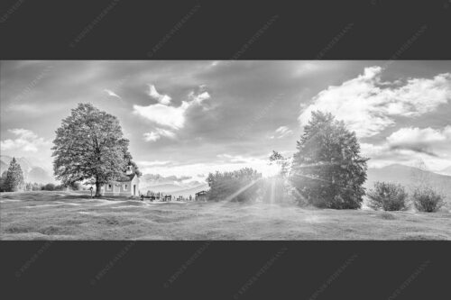 Sonnenuntergang an der Kapelle Maria Rast in Krün mit Zugspitze - Verblendet 2,5:1 sw -- Kapelle Maria Rast - mehr Infos bei www.Kriner-Weiermann.de