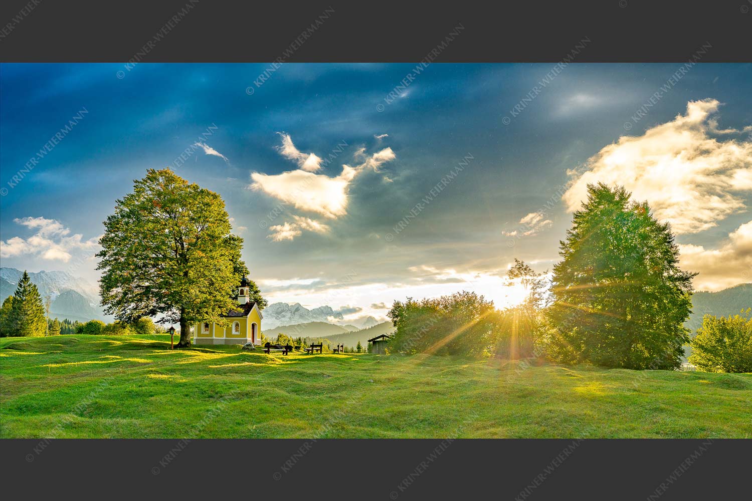 Sonnenuntergang an der Kapelle Maria Rast in Krün mit Zugspitze - Verblendet 2:1  -- Kapelle Maria Rast - mehr Infos bei www.Kriner-Weiermann.de