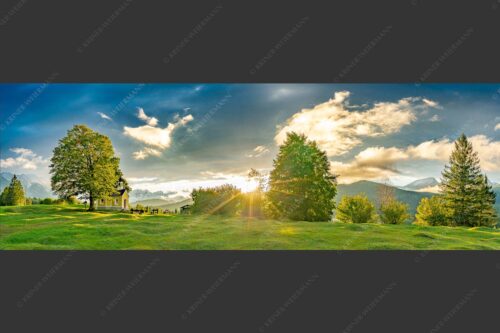 Sonnenuntergang an der Kapelle Maria Rast in Krün mit Zugspitze - Verblendet 3:1  -- Kapelle Maria Rast - mehr Infos bei www.Kriner-Weiermann.de