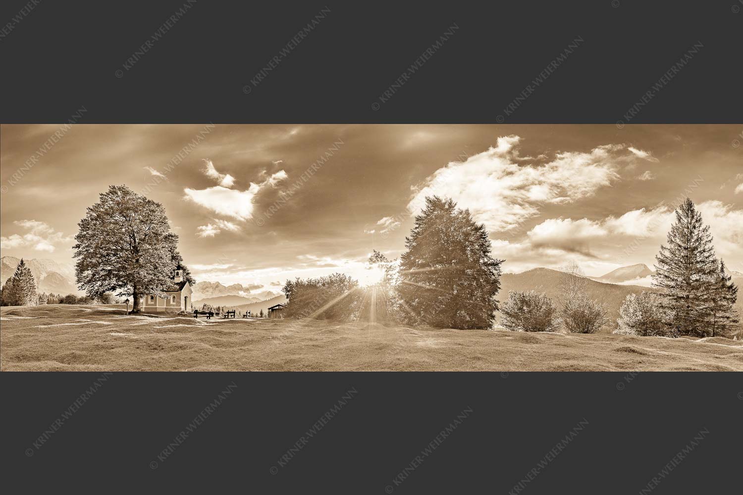 Sonnenuntergang an der Kapelle Maria Rast in Krün mit Zugspitze - Verblendet 3:1 sepia -- Kapelle Maria Rast - mehr Infos bei www.Kriner-Weiermann.de