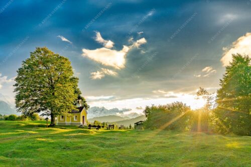 Sonnenuntergang an der Kapelle Maria Rast in Krün mit Zugspitze - Verblendet 3:2  -- Kapelle Maria Rast - mehr Infos bei www.Kriner-Weiermann.de