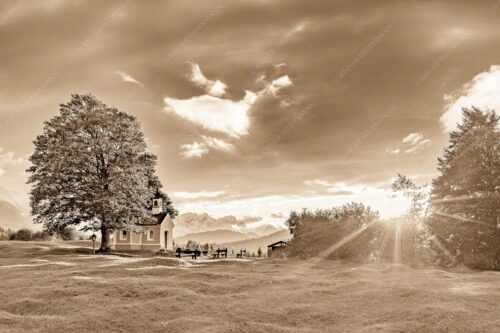 Sonnenuntergang an der Kapelle Maria Rast in Krün mit Zugspitze - Verblendet 3:2 sepia -- Kapelle Maria Rast - mehr Infos bei www.Kriner-Weiermann.de