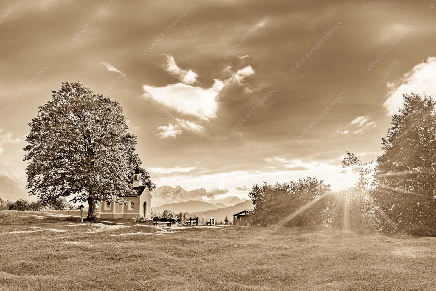 Sonnenuntergang an der Kapelle Maria Rast in Krün mit Zugspitze - Verblendet 3:2 sepia -- Kapelle Maria Rast - mehr Infos bei www.Kriner-Weiermann.de