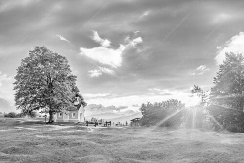 Sonnenuntergang an der Kapelle Maria Rast in Krün mit Zugspitze - Verblendet 3:2 sw -- Kapelle Maria Rast - mehr Infos bei www.Kriner-Weiermann.de