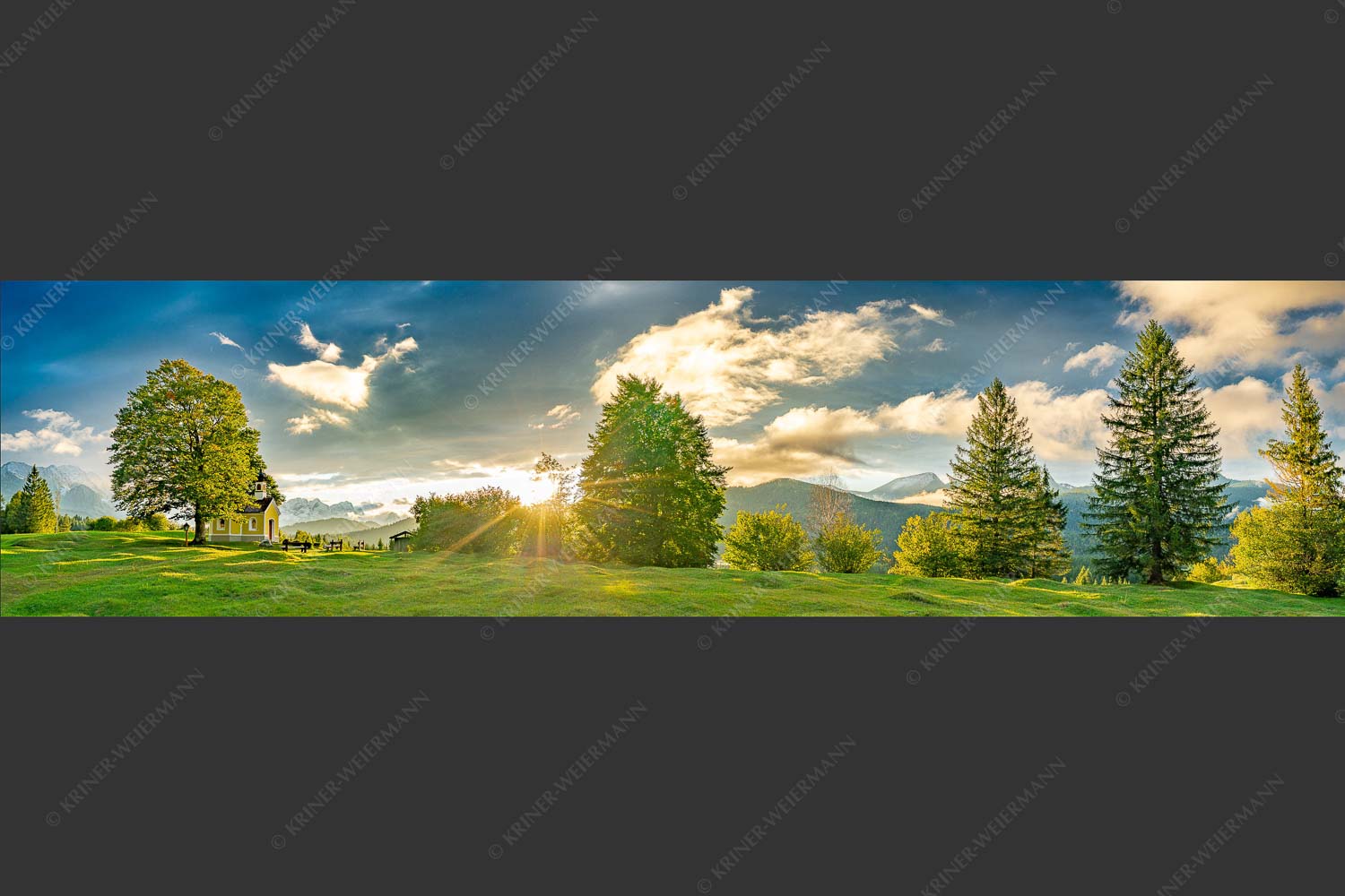 Sonnenuntergang an der Kapelle Maria Rast in Krün mit Zugspitze - Verblendet 4:1  -- Kapelle Maria Rast - mehr Infos bei www.Kriner-Weiermann.de