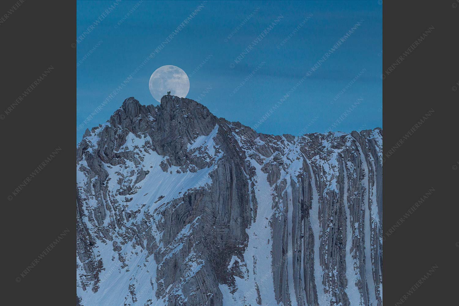 Der Vollmond wirkt riesig im Vergleich zu den beiden Menschen auf dem Gipfel - Verhältnis 1:1  -- Vollmond im Soierngebirge - mehr Infos bei www.Kriner-Weiermann.de