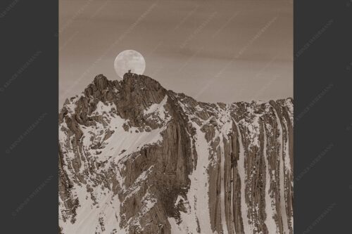 Der Vollmond wirkt riesig im Vergleich zu den beiden Menschen auf dem Gipfel - Verhältnis 1:1 sepia -- Vollmond im Soierngebirge - mehr Infos bei www.Kriner-Weiermann.de