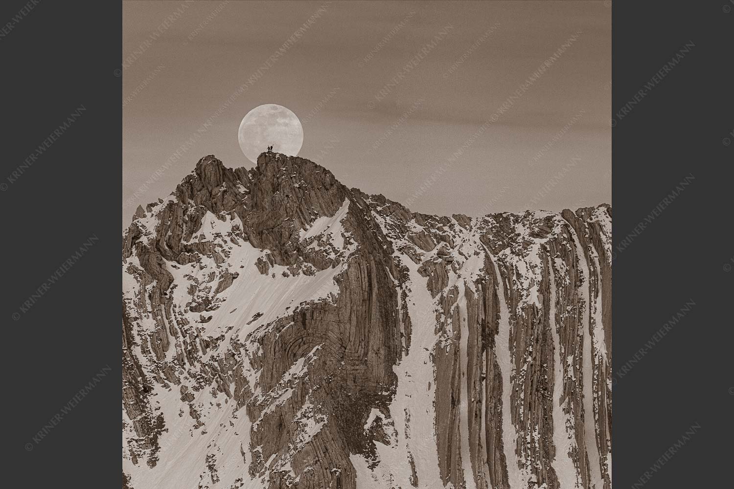 Der Vollmond wirkt riesig im Vergleich zu den beiden Menschen auf dem Gipfel - Verhältnis 1:1 sepia -- Vollmond im Soierngebirge - mehr Infos bei www.Kriner-Weiermann.de