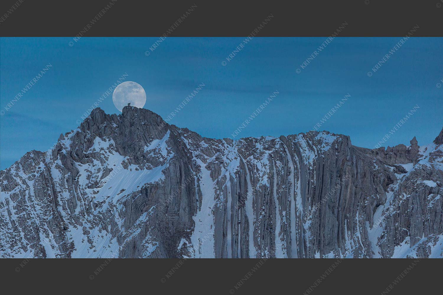 Der Vollmond wirkt riesig im Vergleich zu den beiden Menschen auf dem Gipfel - Verhältnis 2:1  -- Vollmond im Soierngebirge - mehr Infos bei www.Kriner-Weiermann.de