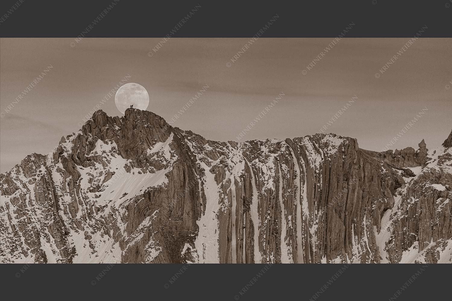 Der Vollmond wirkt riesig im Vergleich zu den beiden Menschen auf dem Gipfel - Verhältnis 2:1 sepia -- Vollmond im Soierngebirge - mehr Infos bei www.Kriner-Weiermann.de