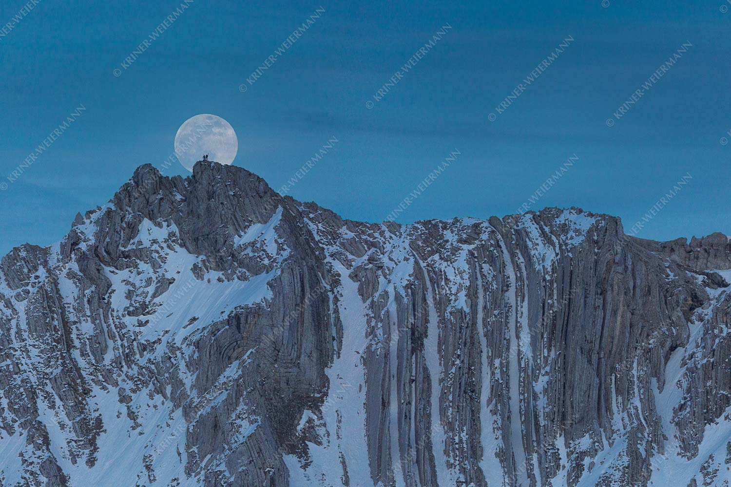 Der Vollmond wirkt riesig im Vergleich zu den beiden Menschen auf dem Gipfel - Verhältnis 3:2  -- Vollmond im Soierngebirge - mehr Infos bei www.Kriner-Weiermann.de