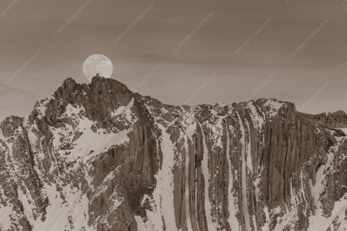 Der Vollmond wirkt riesig im Vergleich zu den beiden Menschen auf dem Gipfel - Verhältnis 3:2 sepia -- Vollmond im Soierngebirge - mehr Infos bei www.Kriner-Weiermann.de