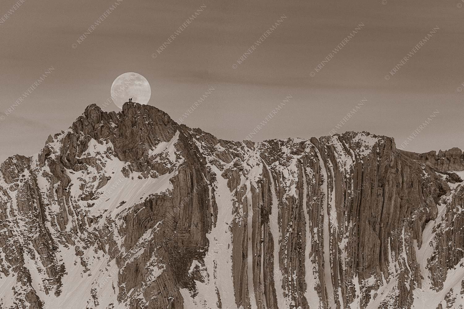 Der Vollmond wirkt riesig im Vergleich zu den beiden Menschen auf dem Gipfel - Verhältnis 3:2 sepia -- Vollmond im Soierngebirge - mehr Infos bei www.Kriner-Weiermann.de