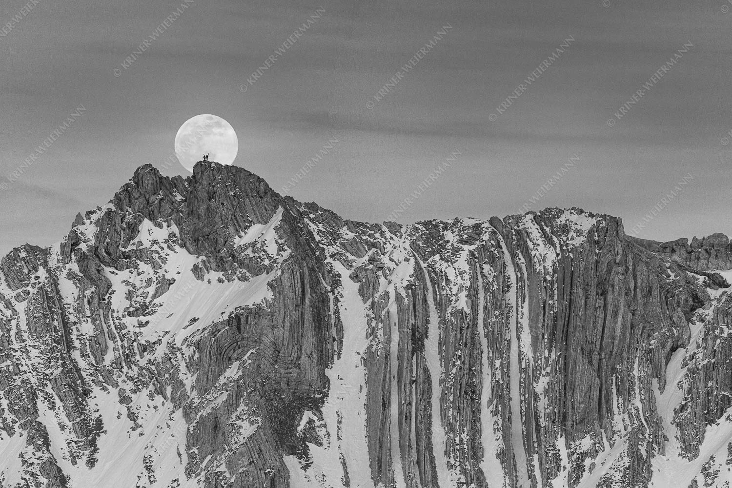 Der Vollmond wirkt riesig im Vergleich zu den beiden Menschen auf dem Gipfel - Verhältnis 3:2 sw -- Vollmond im Soierngebirge - mehr Infos bei www.Kriner-Weiermann.de