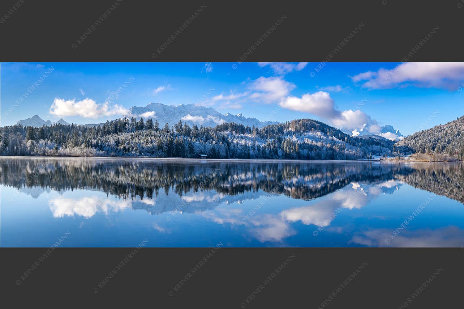 Blick über den Barmsee mit Spiegelung der Landschaft im See zum Wettersteingebirge - Versöhnlicher Morgen 2,5:1  -- Barmsee Spiegelung mit Wetterstein - mehr Infos bei www.Kriner-Weiermann.de