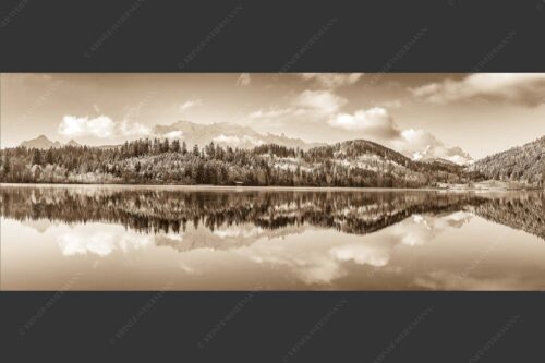 Blick über den Barmsee mit Spiegelung der Landschaft im See zum Wettersteingebirge - Versöhnlicher Morgen 2,5:1 sepia -- Barmsee Spiegelung mit Wetterstein - mehr Infos bei www.Kriner-Weiermann.de