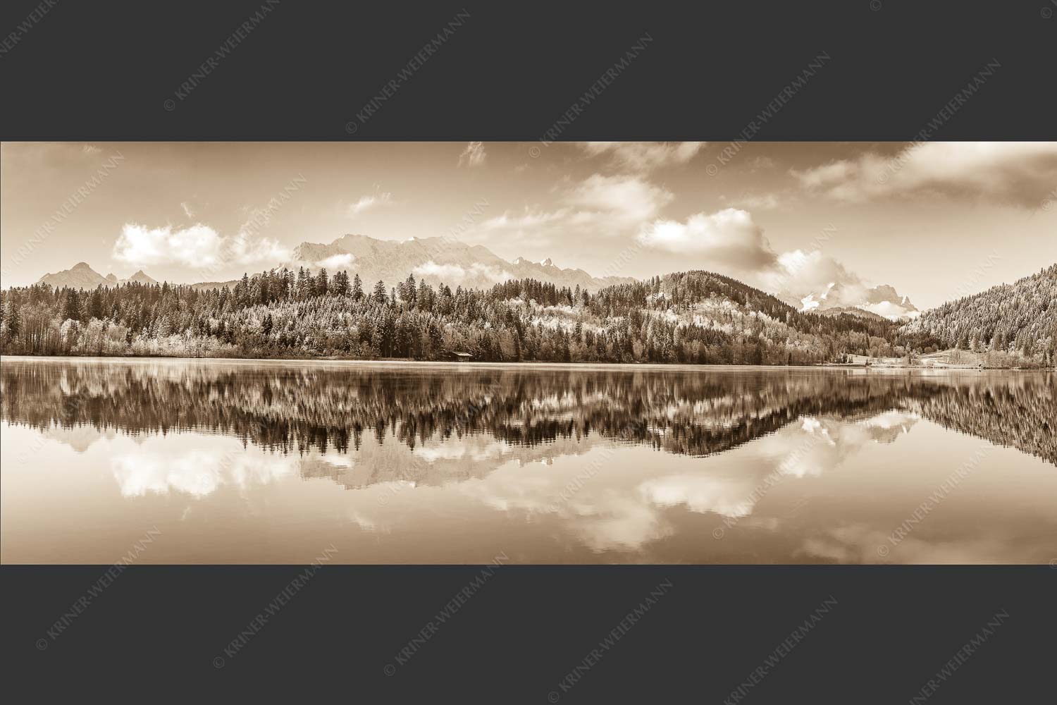 Blick über den Barmsee mit Spiegelung der Landschaft im See zum Wettersteingebirge - Versöhnlicher Morgen 2,5:1 sepia -- Barmsee Spiegelung mit Wetterstein - mehr Infos bei www.Kriner-Weiermann.de
