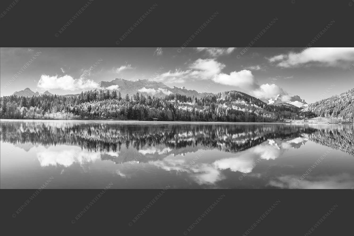 Blick über den Barmsee mit Spiegelung der Landschaft im See zum Wettersteingebirge - Versöhnlicher Morgen 2,5:1 sw -- Barmsee Spiegelung mit Wetterstein - mehr Infos bei www.Kriner-Weiermann.de