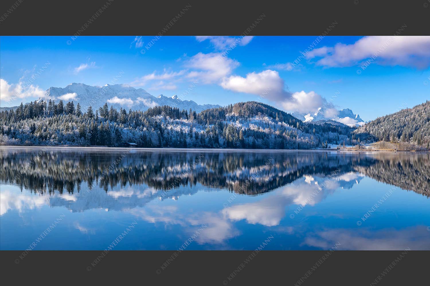 Blick über den Barmsee mit Spiegelung der Landschaft im See zum Wettersteingebirge - Versöhnlicher Morgen 2:1  -- Barmsee Spiegelung mit Wetterstein - mehr Infos bei www.Kriner-Weiermann.de