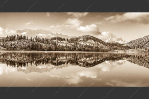 Blick über den Barmsee mit Spiegelung der Landschaft im See zum Wettersteingebirge - Versöhnlicher Morgen 2:1 sepia -- Barmsee Spiegelung mit Wetterstein - mehr Infos bei www.Kriner-Weiermann.de