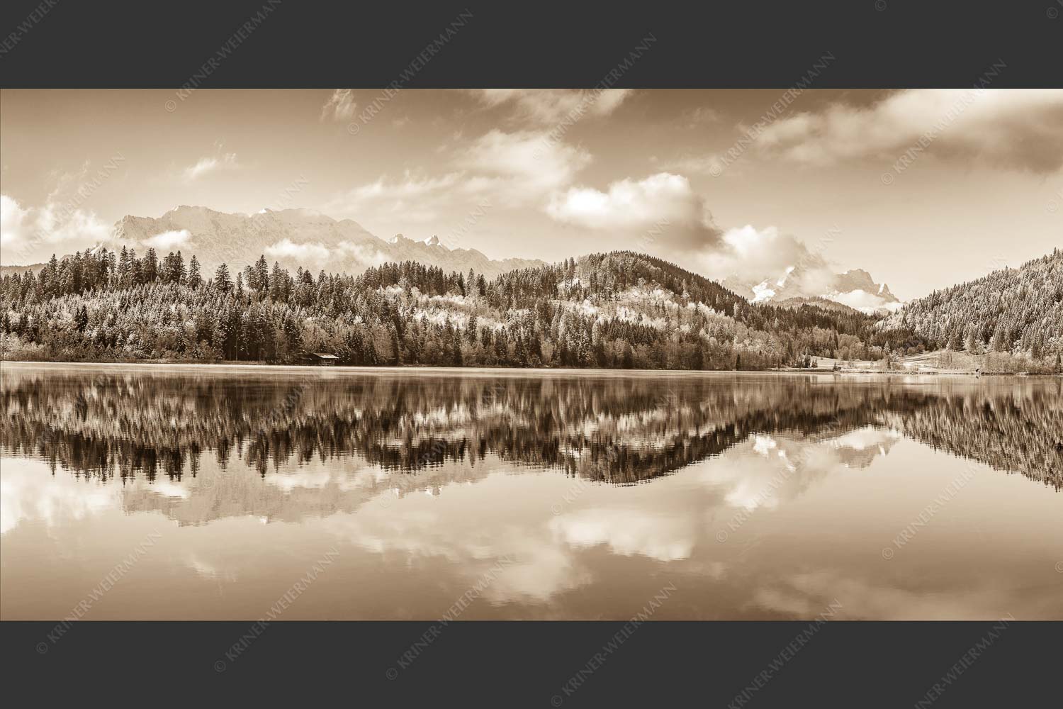 Blick über den Barmsee mit Spiegelung der Landschaft im See zum Wettersteingebirge - Versöhnlicher Morgen 2:1 sepia -- Barmsee Spiegelung mit Wetterstein - mehr Infos bei www.Kriner-Weiermann.de