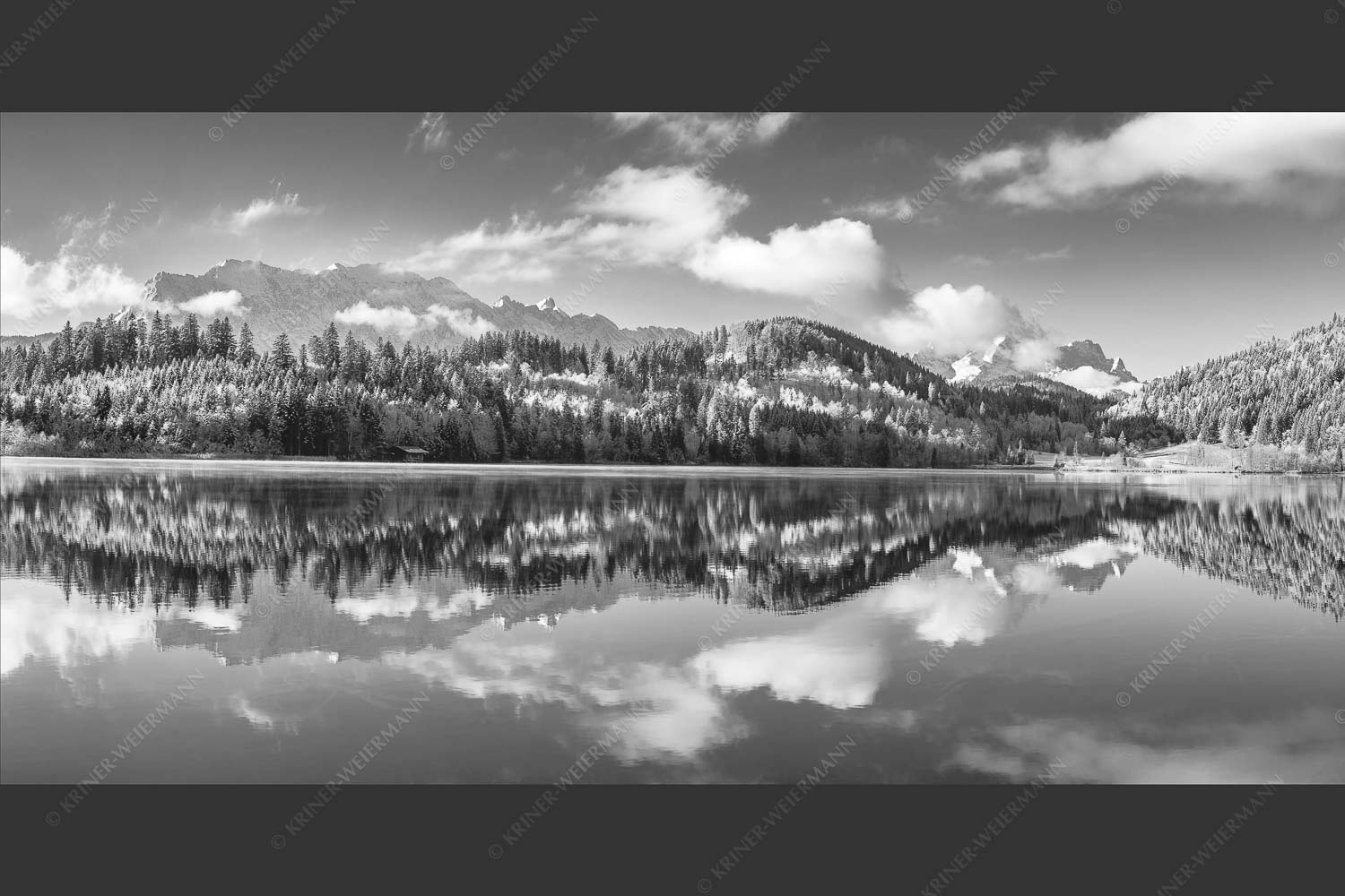 Blick über den Barmsee mit Spiegelung der Landschaft im See zum Wettersteingebirge - Versöhnlicher Morgen 2:1 sw -- Barmsee Spiegelung mit Wetterstein - mehr Infos bei www.Kriner-Weiermann.de