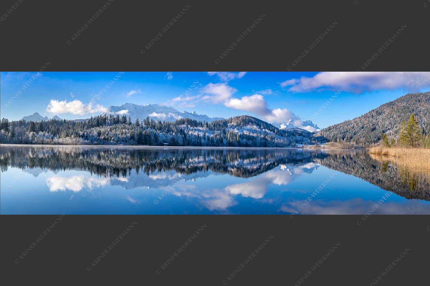 Blick über den Barmsee mit Spiegelung der Landschaft im See zum Wettersteingebirge - Versöhnlicher Morgen 3:1  -- Barmsee Spiegelung mit Wetterstein - mehr Infos bei www.Kriner-Weiermann.de