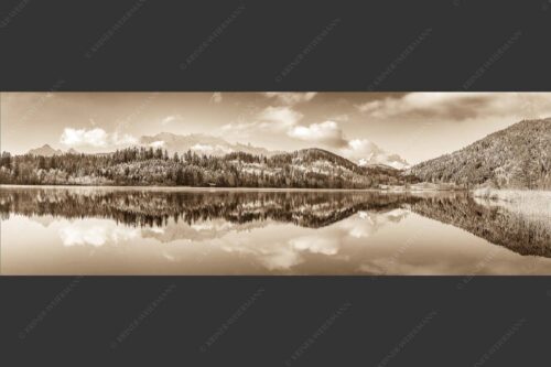 Blick über den Barmsee mit Spiegelung der Landschaft im See zum Wettersteingebirge - Versöhnlicher Morgen 3:1 sepia -- Barmsee Spiegelung mit Wetterstein - mehr Infos bei www.Kriner-Weiermann.de