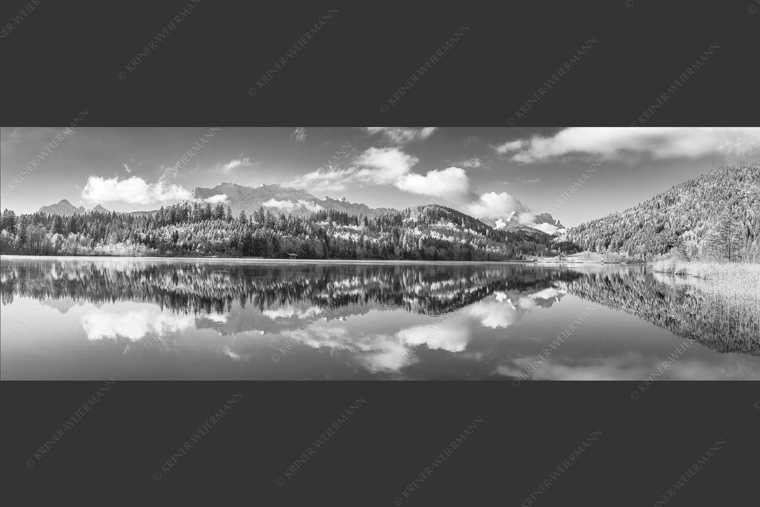 Blick über den Barmsee mit Spiegelung der Landschaft im See zum Wettersteingebirge - Versöhnlicher Morgen 3:1 sw -- Barmsee Spiegelung mit Wetterstein - mehr Infos bei www.Kriner-Weiermann.de