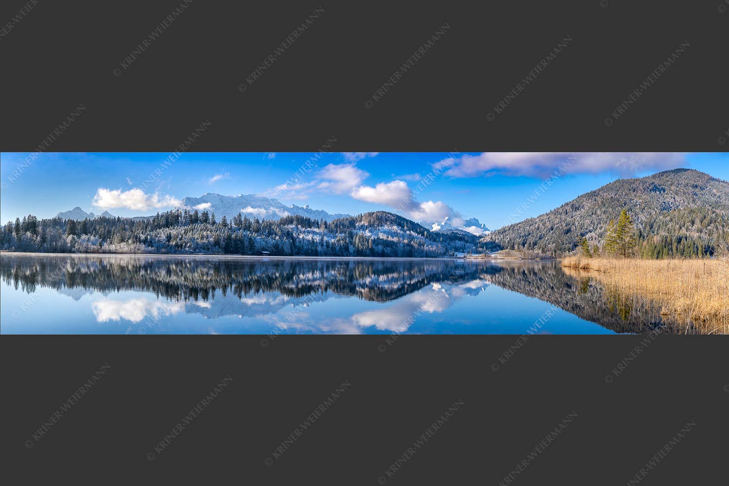 Blick über den Barmsee mit Spiegelung der Landschaft im See zum Wettersteingebirge - Versöhnlicher Morgen 4:1  -- Barmsee Spiegelung mit Wetterstein - mehr Infos bei www.Kriner-Weiermann.de