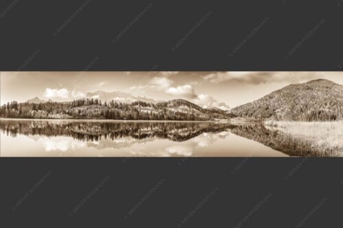 Blick über den Barmsee mit Spiegelung der Landschaft im See zum Wettersteingebirge - Versöhnlicher Morgen 4:1 sepia -- Barmsee Spiegelung mit Wetterstein - mehr Infos bei www.Kriner-Weiermann.de