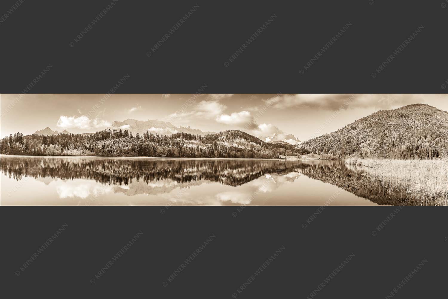 Blick über den Barmsee mit Spiegelung der Landschaft im See zum Wettersteingebirge - Versöhnlicher Morgen 4:1 sepia -- Barmsee Spiegelung mit Wetterstein - mehr Infos bei www.Kriner-Weiermann.de