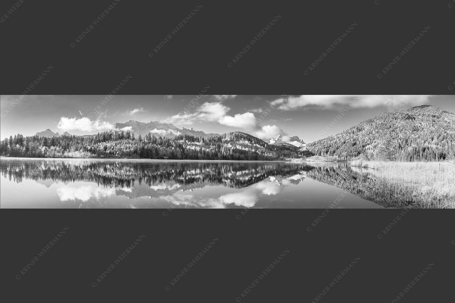 Blick über den Barmsee mit Spiegelung der Landschaft im See zum Wettersteingebirge - Versöhnlicher Morgen 4:1 sw -- Barmsee Spiegelung mit Wetterstein - mehr Infos bei www.Kriner-Weiermann.de