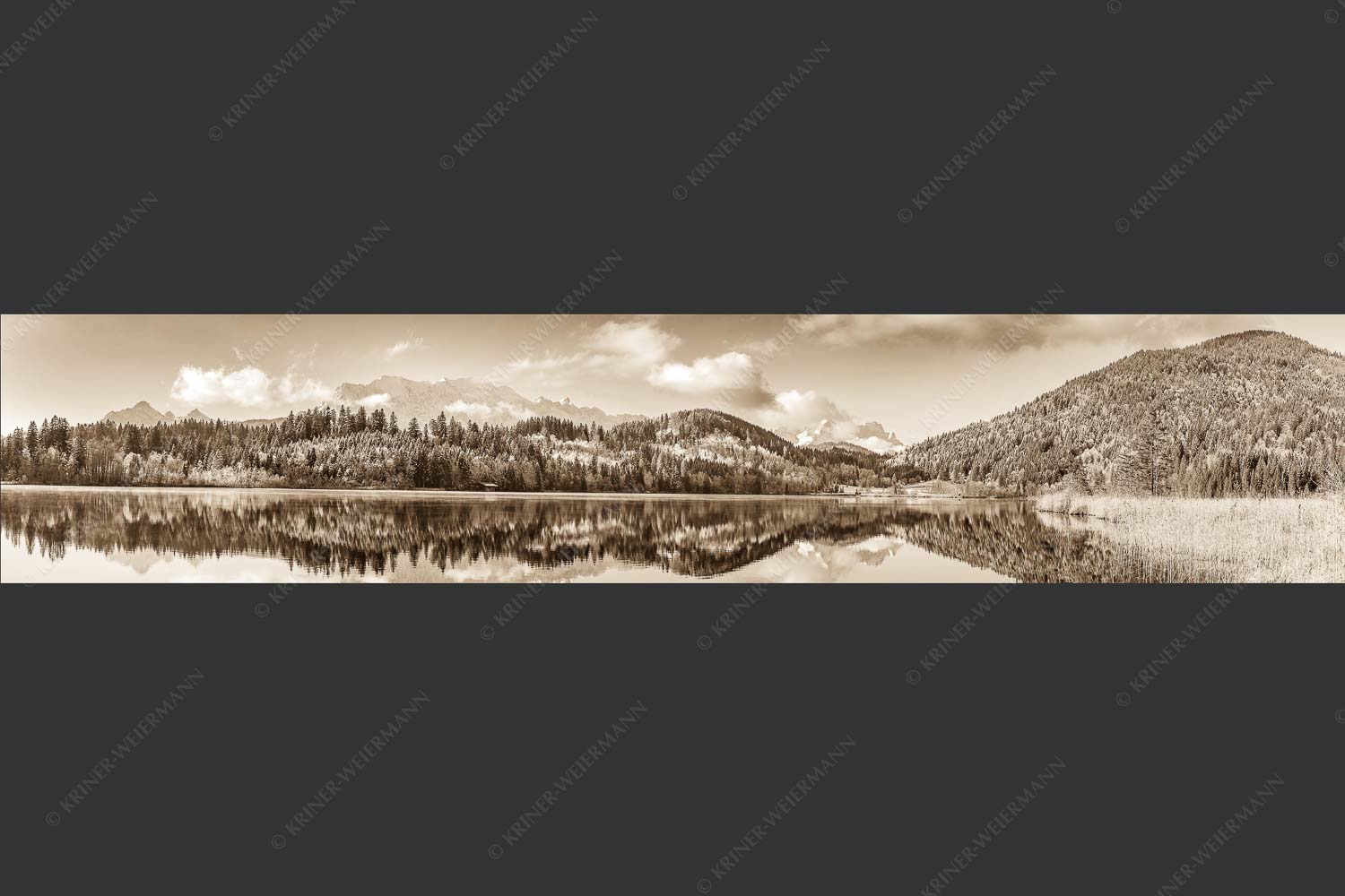 Blick über den Barmsee mit Spiegelung der Landschaft im See zum Wettersteingebirge - Versöhnlicher Morgen 5:1 sepia -- Barmsee Spiegelung mit Wetterstein - mehr Infos bei www.Kriner-Weiermann.de