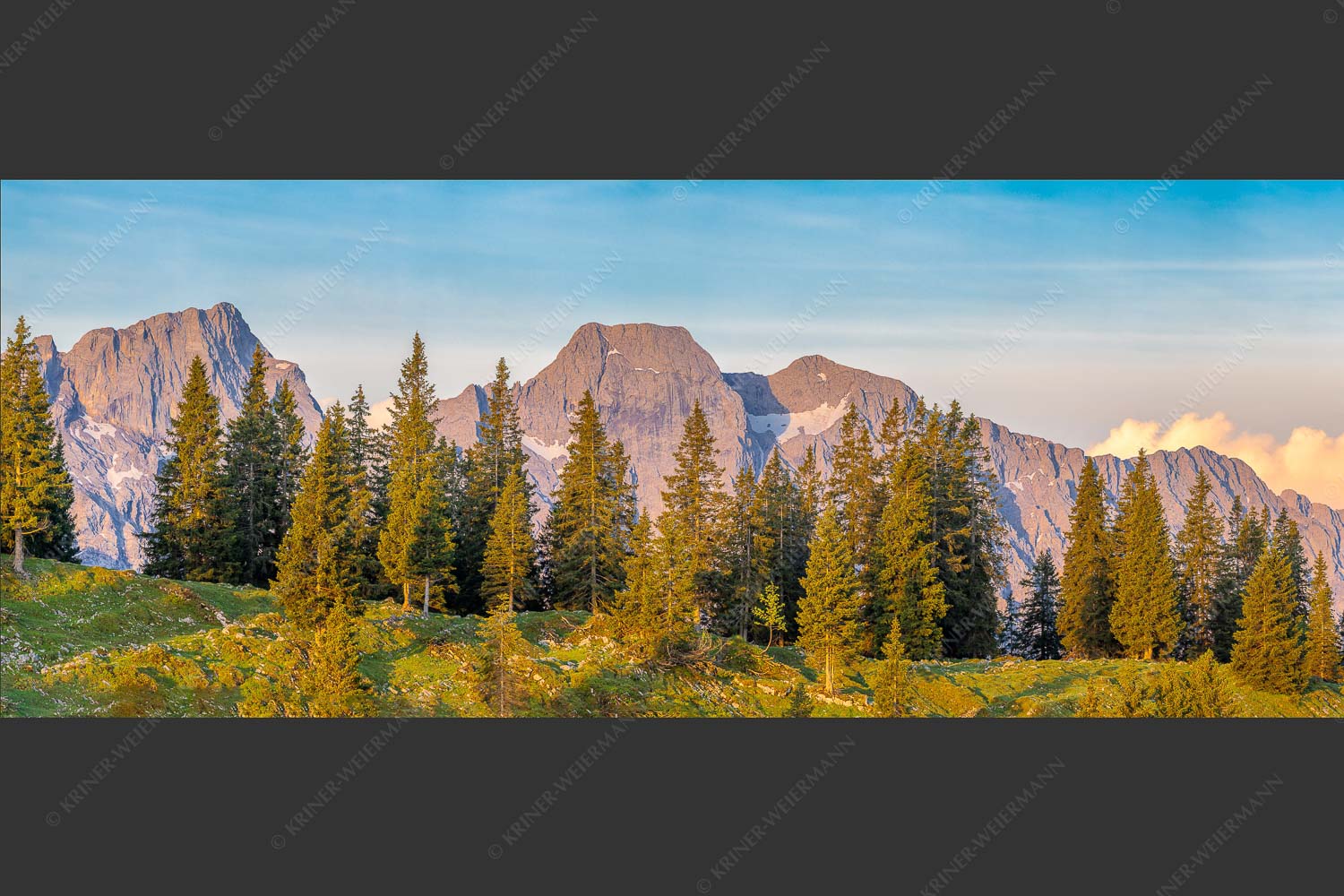 Blick von der Moosenalm auf Vogelkar- und Östlicher Karwendelspitze - Versteckte Riesen 2,5:1 -- Vogelkar und Östliche Karwendelspitze - mehr Infos bei www.Kriner-Weiermann.de