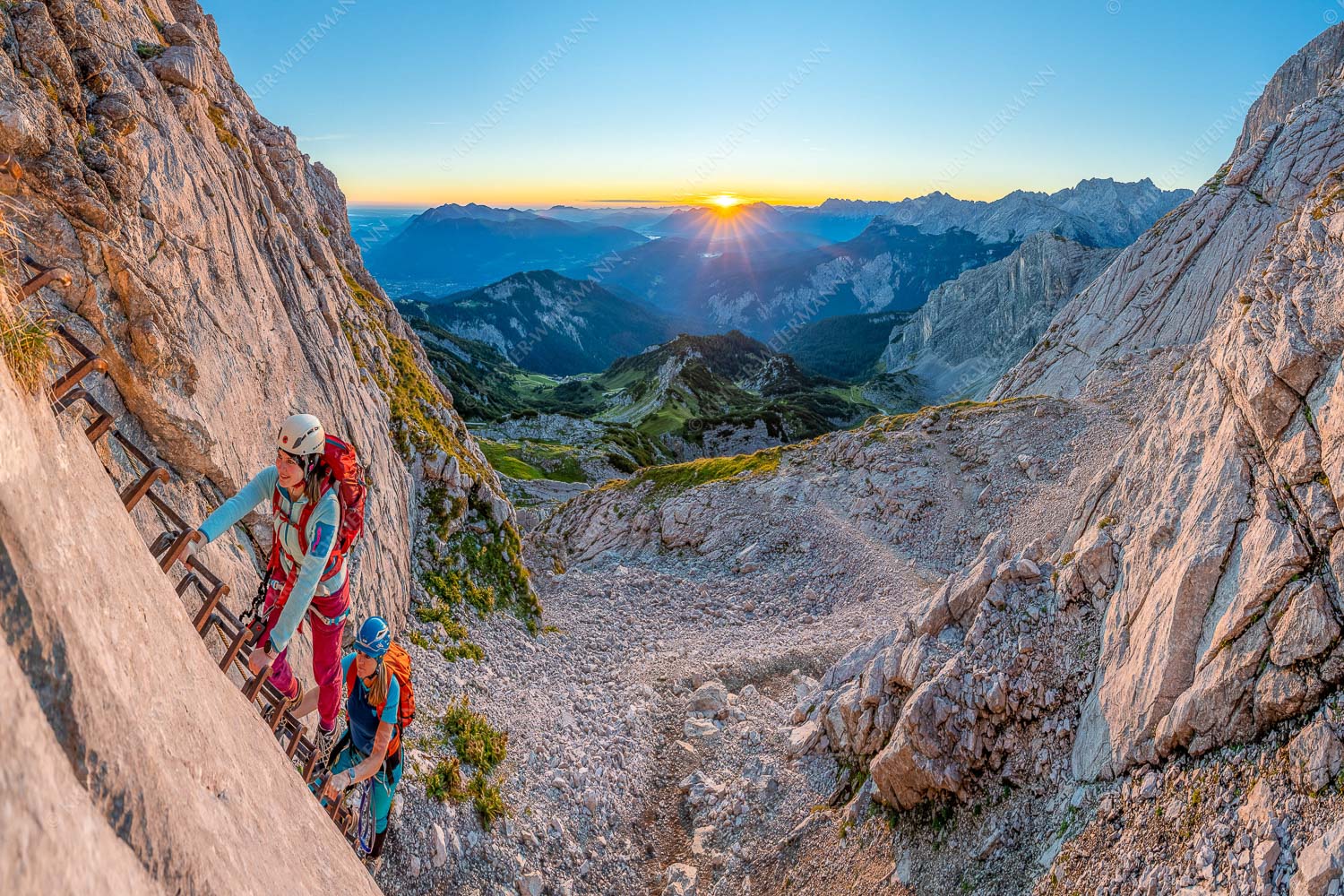 Einstieg an der Ferrata zum Sonnenaufgang im Wetterstein - Via Ferrata 3:2 -- Bergsteiger Ferrata Alpspitze - mehr Infos bei www.Kriner-Weiermann.de