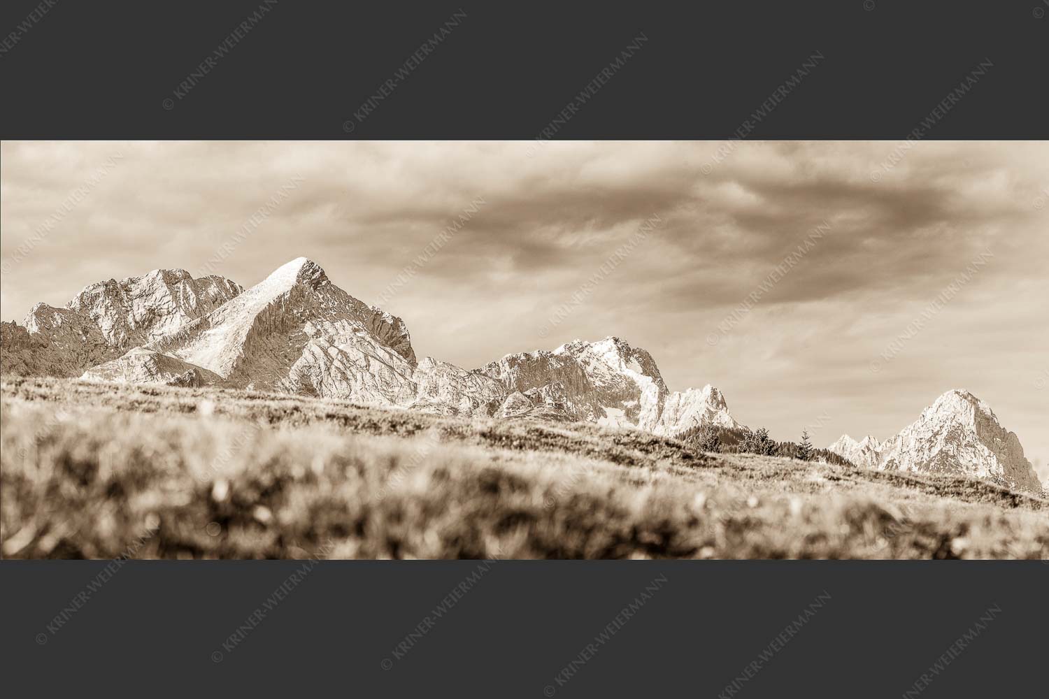 Blick aufs Zugspitzmassiv im Wettersteingebirge - Viele gute Bekannte 2,5:1 sepia -- Alpspitze Zugspitze Waxenstein - mehr Infos bei www.Kriner-Weiermann.de
