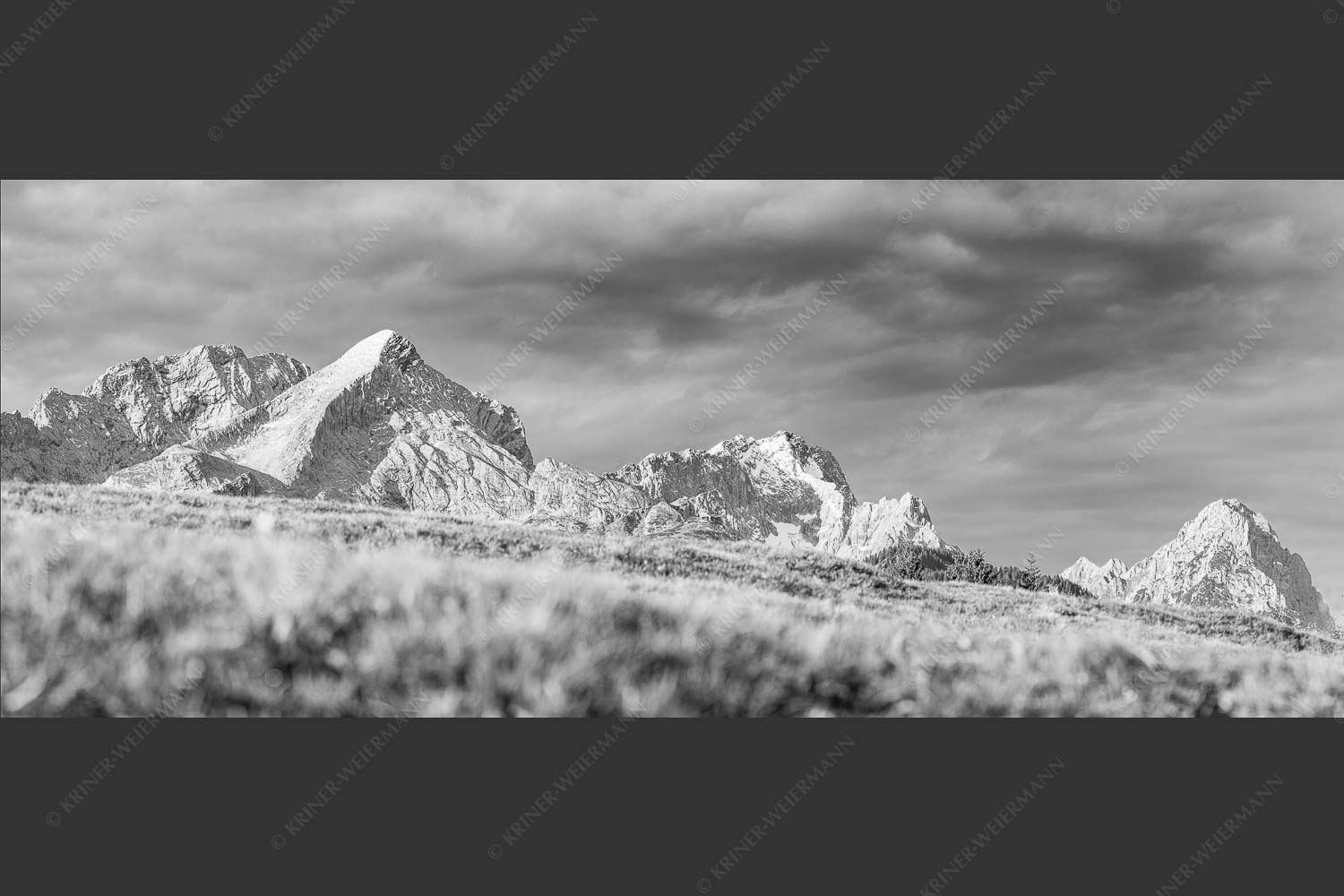 Blick aufs Zugspitzmassiv im Wettersteingebirge - Viele gute Bekannte 2,5:1 sw -- Alpspitze Zugspitze Waxenstein - mehr Infos bei www.Kriner-Weiermann.de