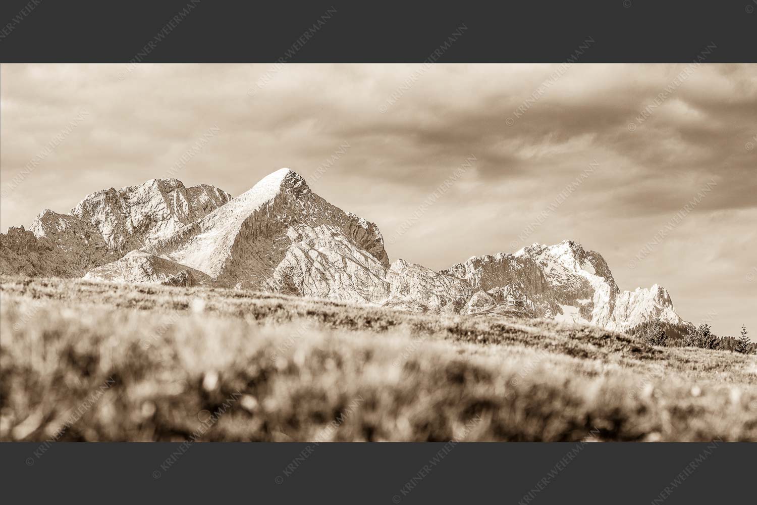 Blick aufs Zugspitzmassiv im Wettersteingebirge - Viele gute Bekannte 2:1 sepia -- Alpspitze Zugspitze Waxenstein - mehr Infos bei www.Kriner-Weiermann.de