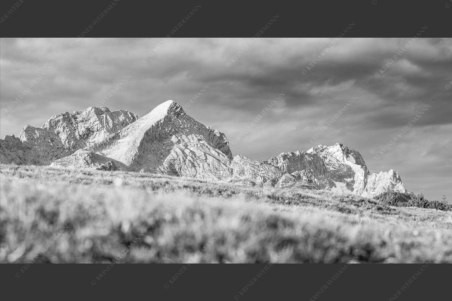 Blick aufs Zugspitzmassiv im Wettersteingebirge - Viele gute Bekannte 2:1 sw -- Alpspitze Zugspitze Waxenstein - mehr Infos bei www.Kriner-Weiermann.de