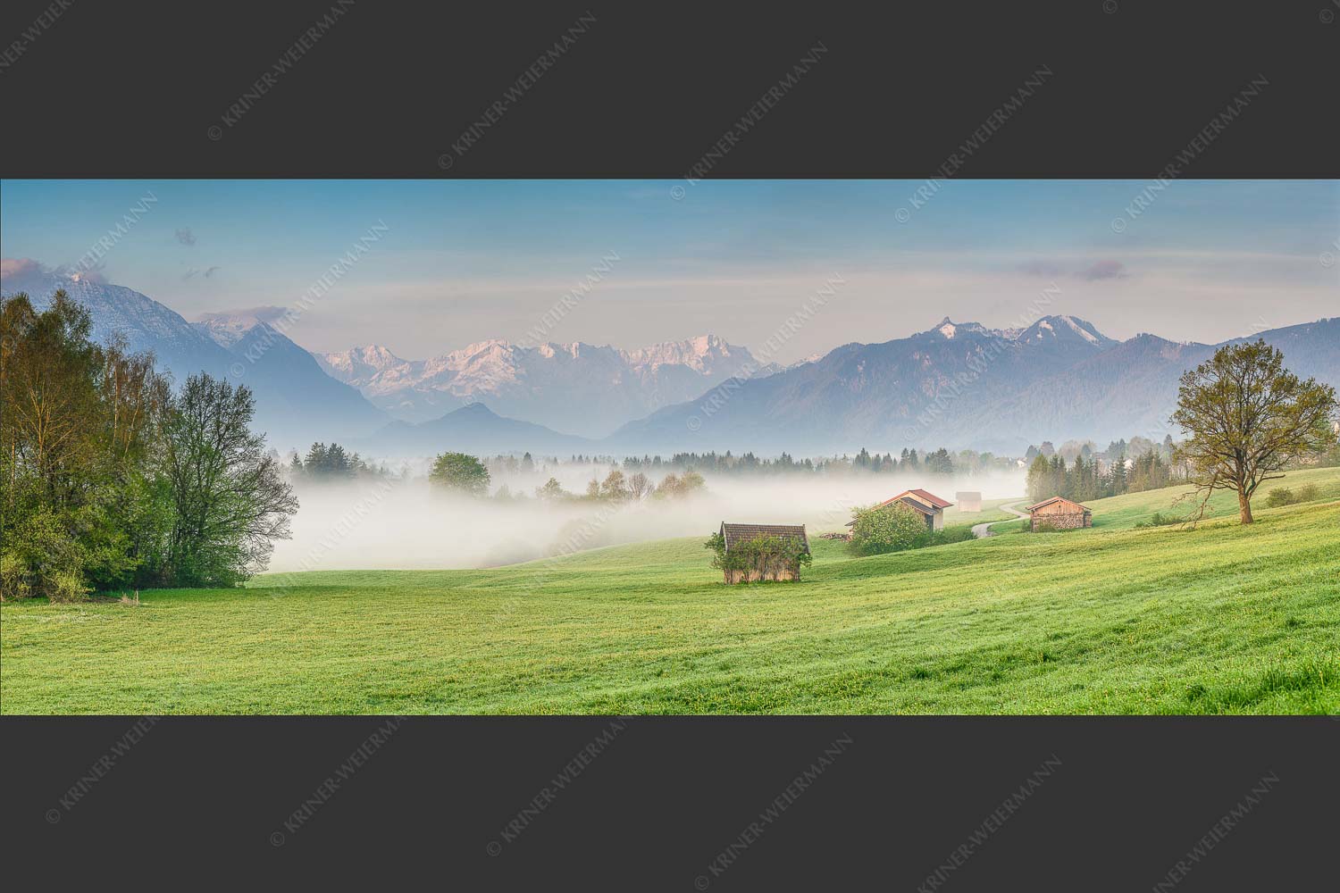 Eine sanfte Nebelstimmung verschleiert den Blick durch das Loisachtal zum Wettersteingebirge - Von draußen rein 2,5:1  -- Zugspitzblick von Murnau - mehr Infos bei www.Kriner-Weiermann.de