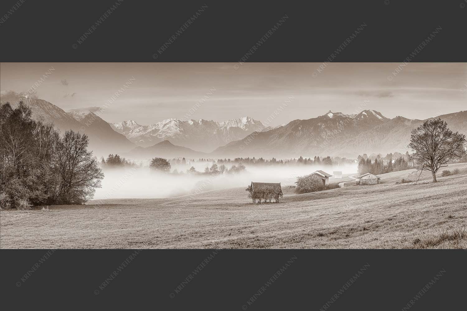 Eine sanfte Nebelstimmung verschleiert den Blick durch das Loisachtal zum Wettersteingebirge - Von draußen rein 2,5:1 sepia -- Zugspitzblick von Murnau - mehr Infos bei www.Kriner-Weiermann.de